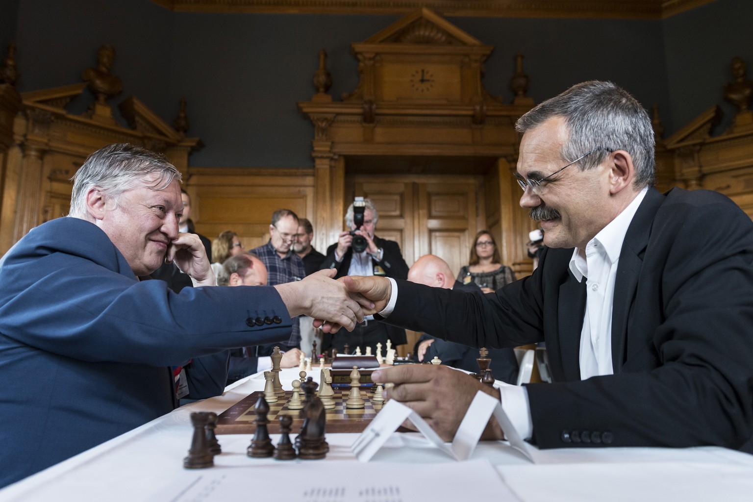 Der ehemalige Schach-Weltmeister und heutige Abgeordnete Anatoli Karpow (links) gewann wenig überraschend die Partie gegen&nbsp;Nationalrat Jean-François Steiert (SP/FR)&nbsp;