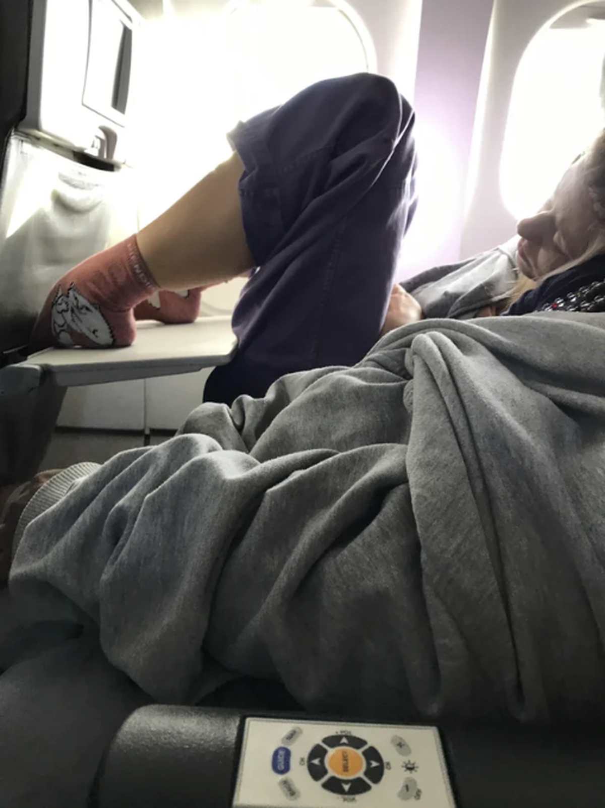 Lustige Schlafpositionen im Flugzeug