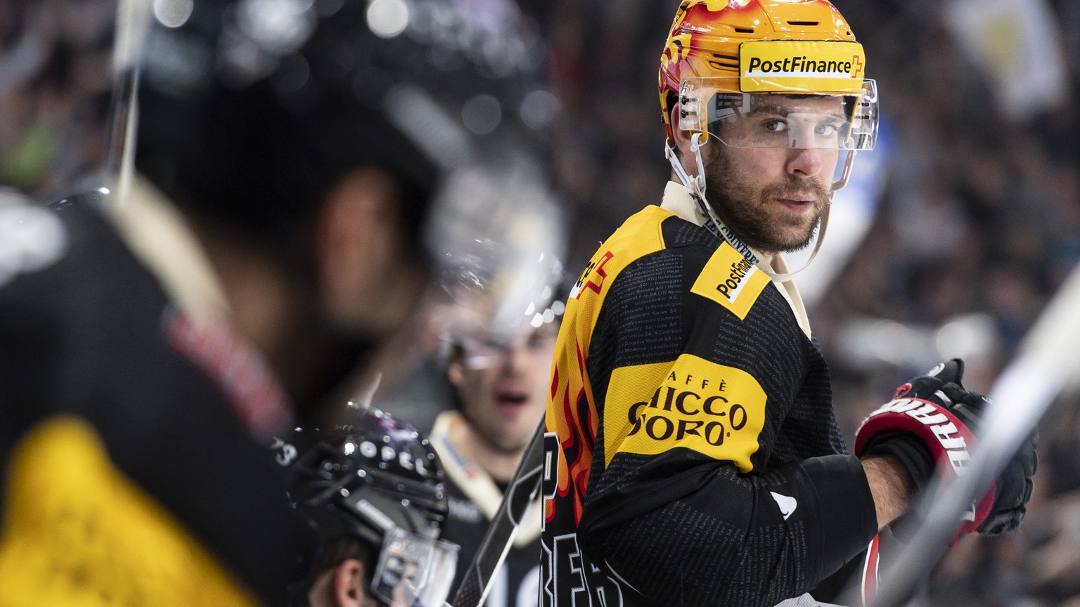 Gotterons PostFinance Top Scorer Christopher DiDomenico schaut sich um, beim Eishockey Meisterschaftsspiel der National League zwischen dem HC Fribourg Gotteron und dem Geneve-Servette HC, am Freitag, ...