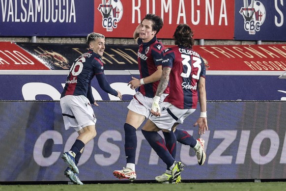 epa10998304 Bologna&#039;s Giovanni Fabbian celebrates with his teammates after scoring the 1-0 goal during the Italian Serie A soccer match between Bologna FC and Torino FC in Bologna, Italy, 27 Nove ...