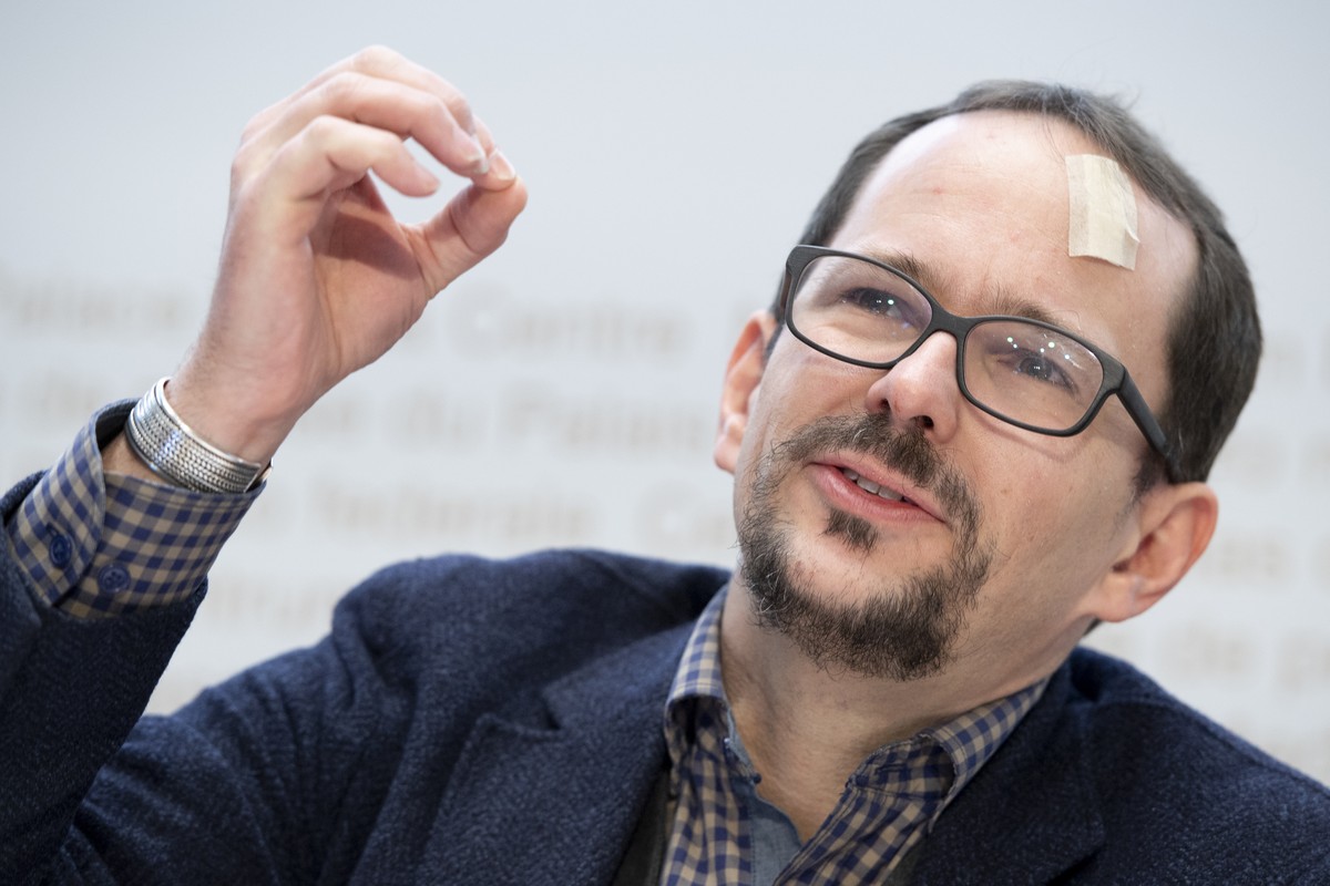 Balthasar Glaettli, Nationalrat Gruene-ZH, spricht an einer Medienkonferenz ueber die Lancierung der Volksinitiative fuer ein E-Voting-Moratorium "Fuer eine sichere und vertrauenswuerdige Demokra ...