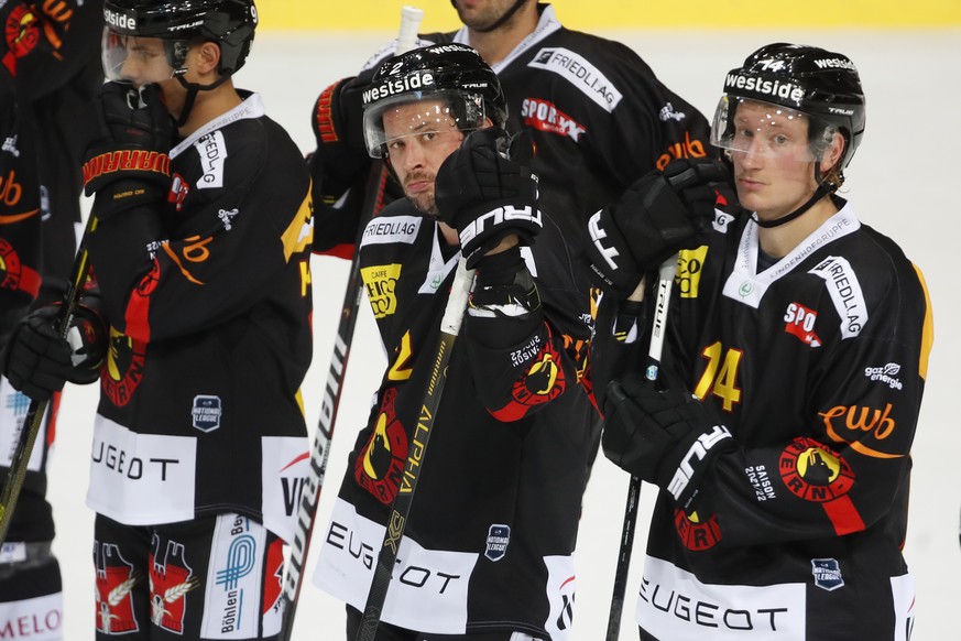 Berns Beat Gerber, Mitte, und Berns Colin Gerber, rechts, nach dem Eishockey Meisterschaftsspiel der National League zwischen dem SC Bern und dem EV Zug, am Freitag, 10. September 2021 in der PostFina ...