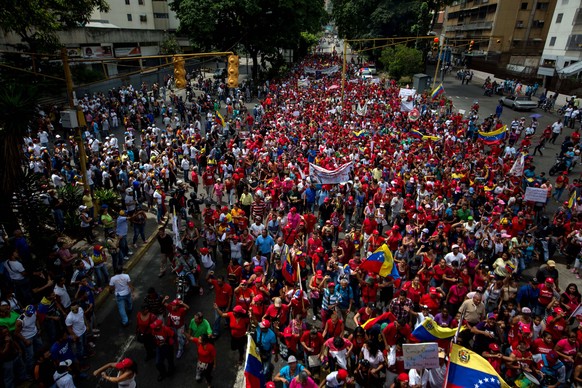 epa05915909 Opposition demonstrators clash with Venezuelan government supporters during rallies in Caracas, Venezuela, 19 april 2017. Venezuela is the scene of massive protests for both government sup ...