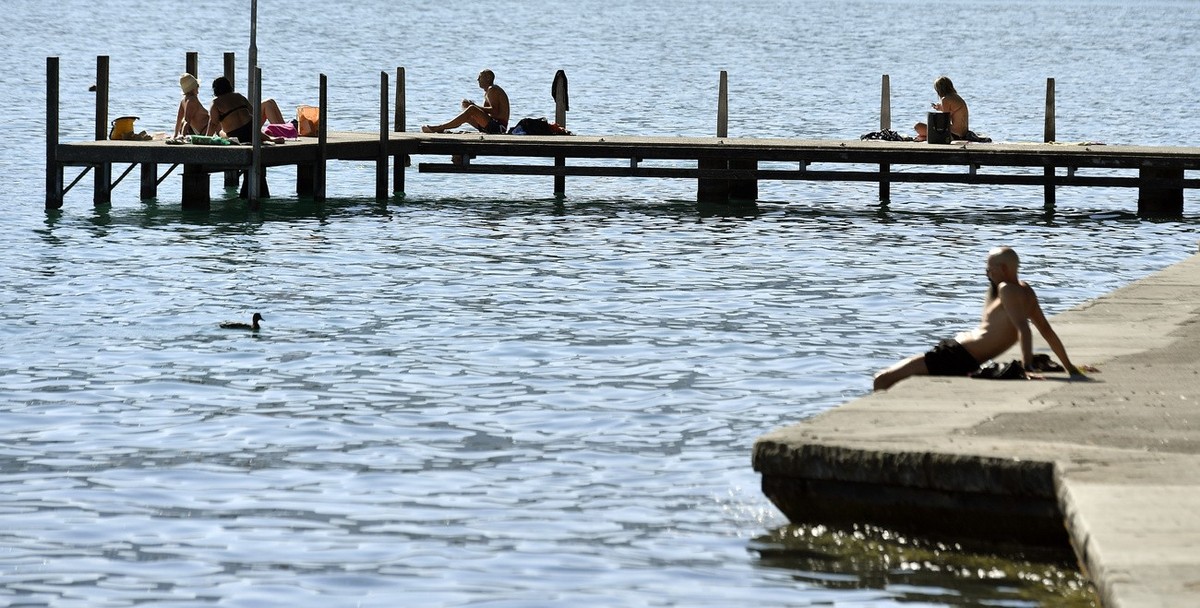 Der Sommer ist wieder da. Sonnenhungrige am Zuerichsee bei Zuerich am Dienstag, 11. September 2018. (KEYSTONE/Walter Bieri)