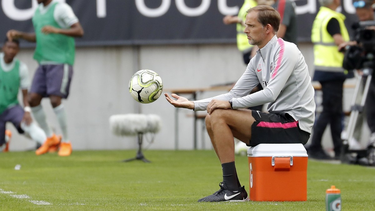 epa06902707 Paris Saint-Germain's head coach Thomas Tuchel catches a ball during the International Champions Cup soccer match between Bayern Munich and Paris Saint-Germain (PSG) in Klagenfurt, Au ...