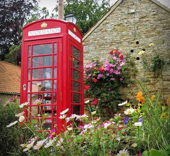 Rote Telefonzellen und ihre Umnützungen. 

https://www.redtelephonebox.com/