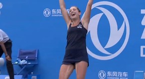Timea Bacsinszkys lässt ihrer Freude nach dem Sieg freien Lauf.