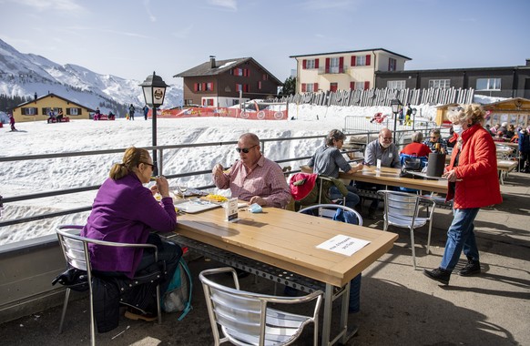 Die Terrasse des Berg Restaurant Klewen Stube im Skigebiet Klewenalp oberhalb von Beckenried im Kanton Nidwalden, am Freitag, 26. Februar 2021. Die sechs Kantone, die bislang trotz anderslautender Bes ...