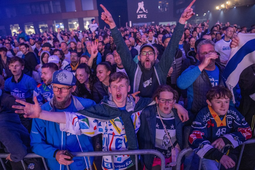 Die Zuger Fans feiern den EV Zug nach dem Schweizermeister Titel nach dem Eishockey Playoff-Finalspiel, Spiel 7, der National League zwischen dem EV Zug und den ZSC Lions am Sonntag, 1. Mai 2022 in Zu ...