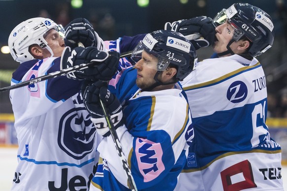 Ambris Diego Kostner, links, im Spiel gegen Fabio Kläy, Mitte, und Fabio Arnold, rechts, EVZ Academy, beim Swiss Ice Hockey Cup 1/16 Final zwischen der EVZ Academy und dem HC Ambri-Piotta am Dienstag, ...