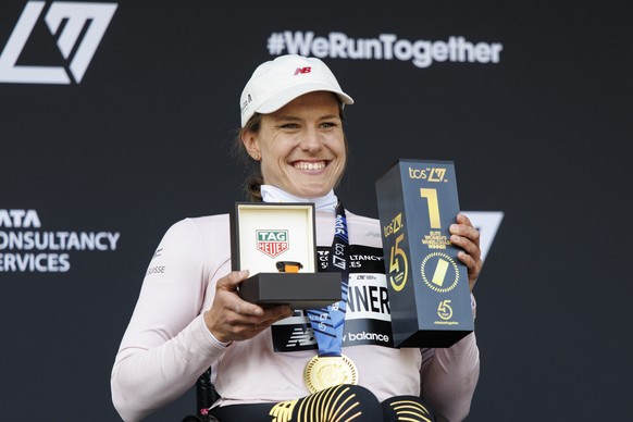 epa12058461 Winner of the women&#039;s wheelchair race of the London Marathon, Catherine Debrunner of Switzerland poses during the awards ceremony for in London, Britain, 27 April 2025. Taking place s ...