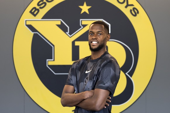 YB Spieler Edimilson Fernandes posiert am Rande einer Medienkonferenz zum Saisonstart, am Mittwoch, 23. Juli 2025 im Stadion Wankdorf in Bern. (KEYSTONE/Peter Klaunzer)