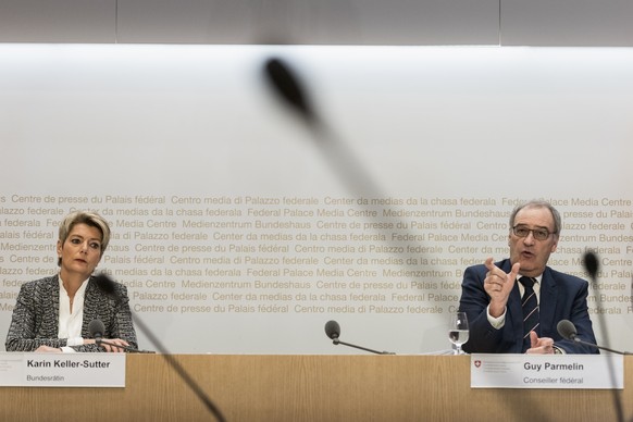 Bundesraetin Karin Keller-Sutter, links, und Bundesrat Guy Parmelin erlaeutern im Anschluss an die Bundesratssitzung die neusten Massnahmen zur Bewaeltigung der Krise um die Pandemie des Coronavirus C ...