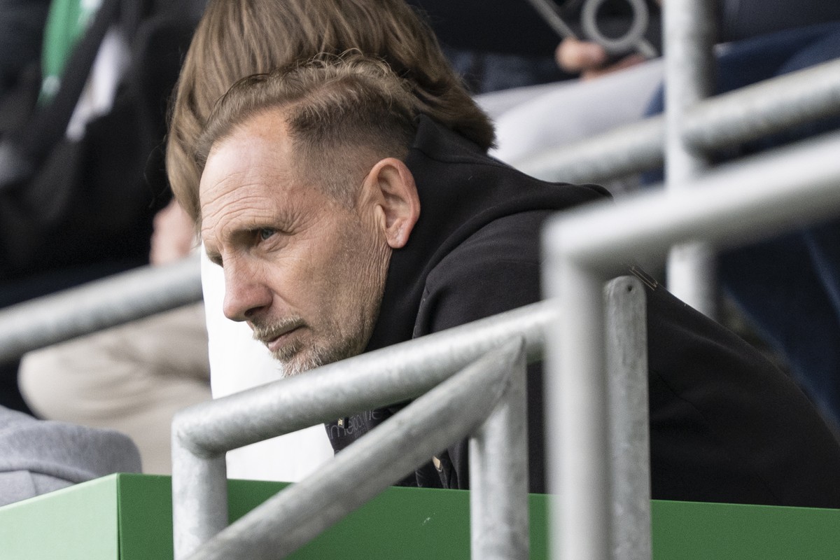 Der gesperrte Trainer Mauro Lustrinelli (FCT) sitzt auf der Tribuene im Fussball Meisterschaftsspiel der Swiss Super League zwischen dem FC St. Gallen (SG) und dem FC Thun (FCT), am Sonntag, 17. Mai 2 ...