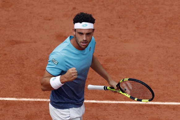 epa06786690 Marco Cecchinato of Italy plays Novak Djokovic of Serbia during their menâs quarter final match during the French Open tennis tournament at Roland Garros in Paris, France, 05 June 2018.  ...