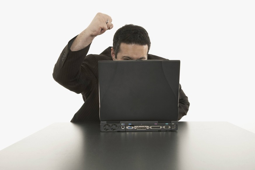 Bildnummer: 52434008 Datum: 06.02.2008 Copyright: imago/imagebroker
Geschäftsmann sitzt über seinem Laptop und reckt die Faust in die Luft, Personen , Aufregung , Begeisterung , Freude , Ungeduld , Wu ...