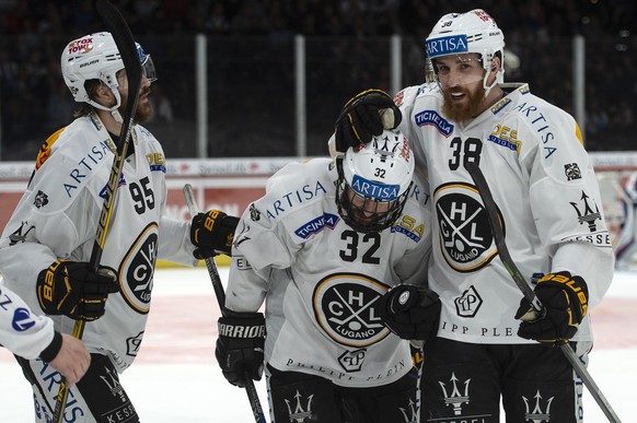 Jubel zum 2:2 bei Luganos Thomas Wellinger, links, Torschuetze Sebastien Reuille, Mitte, und Raffaele Sannitz, rechts, im zweiten Eishockey Playoff-Finalspiel der National League zwischen den ZSC Lion ...