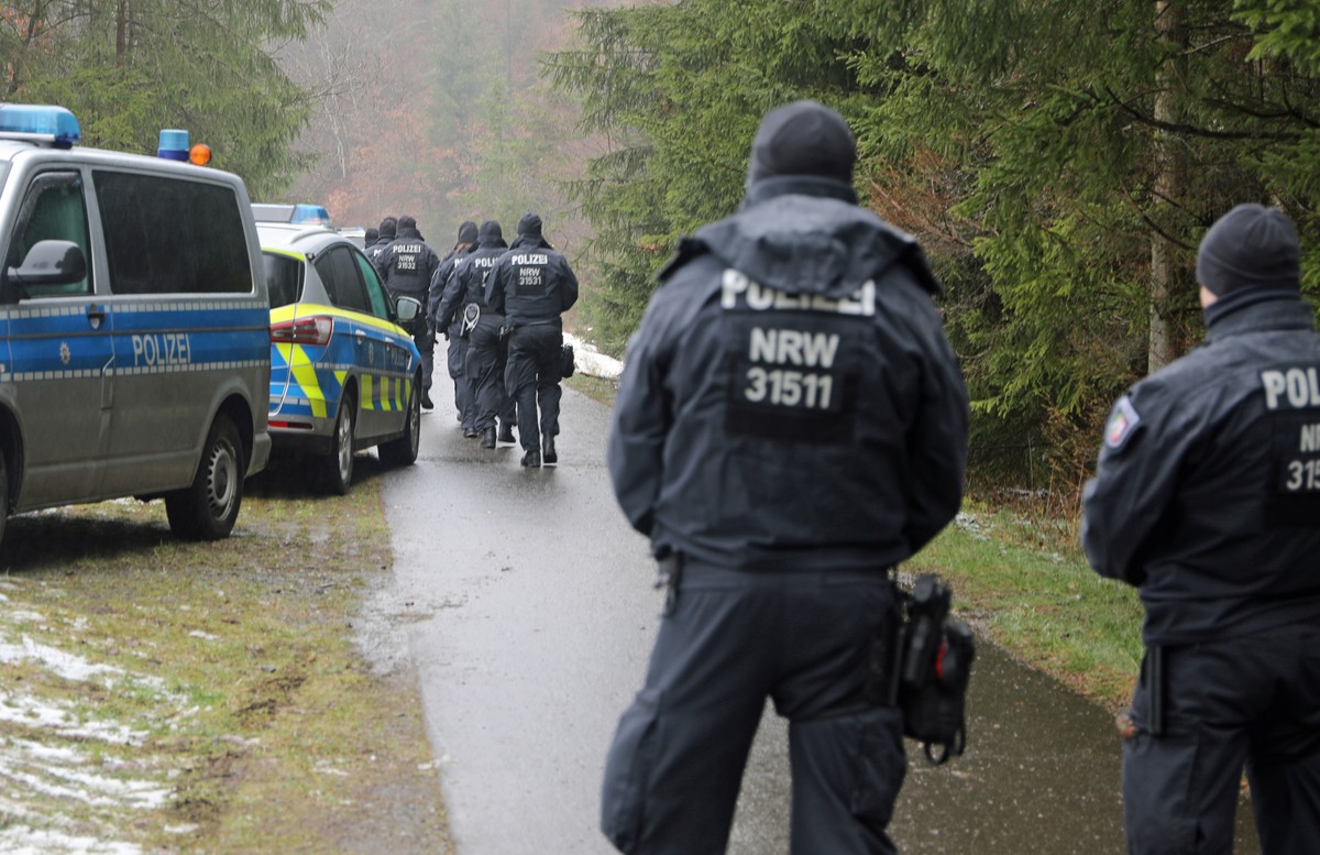 12.03.2023, Nordrhein-Westfalen, Freudenberg: Polizisten stehen in der N
