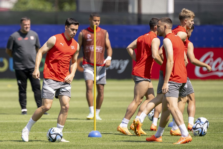 Fabian Rieder, links, beim Training der Schweizer Fussball U21-Nationalmannschaft einen Tag vor dem ersten Spiel der Gruppe D gegen Norwegen in Cluj-Napoca, Rumaenien, am Mittwoch, 21. Juni 2023. (KEY ...