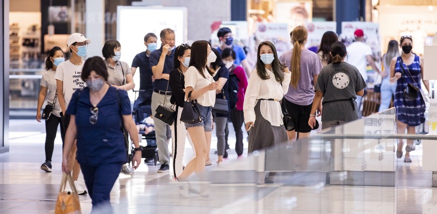 epa09353911 Masked customers shop in a mall as Covid-19 Delta variant spread in Los Angeles, California, USA, 19 July 2021. Los Angeles County restored the indoor mask mandate in the face of a threate ...