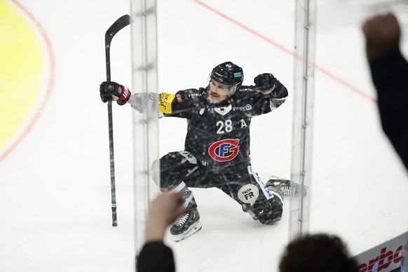 Christoph Bertschy (HCFG) jubelt nach seinem Tor zum 1-0 im Eishockey Meisterschaftsspiel der National League zwischen dem HC Fribourg Gotteron und dem HC Ambri Piotta, am Samstag, 1. Maerz 2025 in de ...