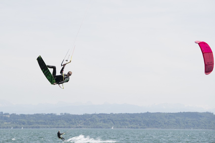Wind- und Kitesurfer nutzen den starken Bisenwind auf dem Neuenburgersee.