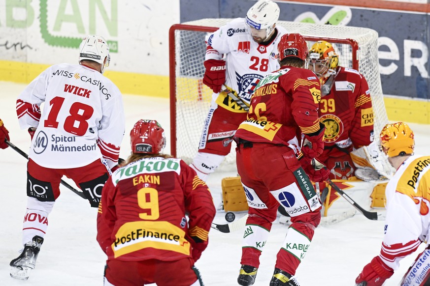 Tigers Goalie Luca Boltshauser, rechts, und Tim Grossniklaus, Mitte, im Kampf um den Puck gegen Rapperswils Yannick-Lennart Albrecht, Mitte links, und Jeremy Wick, links, waehrend dem Qualifikations-S ...