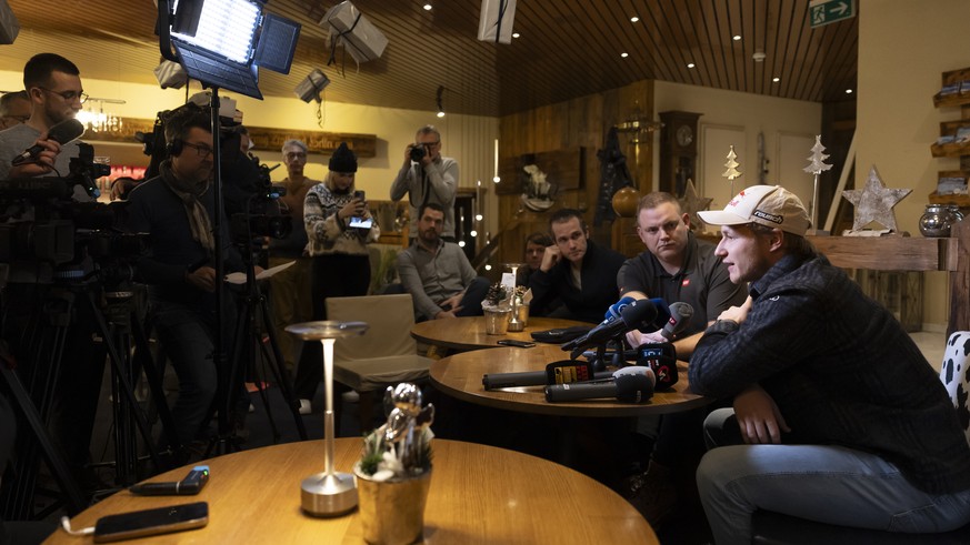 Der Schweizer Skirennfahrer Marco Odermatt spricht waehrend einem Point de Presse von Swiss Ski, am Donnerstag, 4. Januar 2024, in Adelboden. (KEYSTONE/Peter Klaunzer)