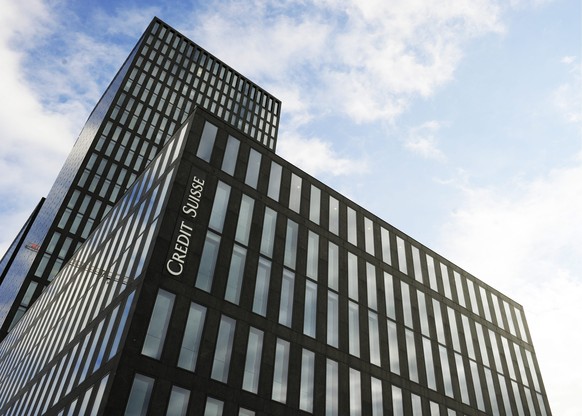 ARCHIVBILD ZU DEN QUARTALSZAHLEN DER CREDIT SUISSE --- Der ehemalige Sunrise Tower in Zuerich Oerlikon traegt neuerdings den Schriftzug der Credit Suisse, aufgenommen am Mittwoch, 12. Mai 2010. Die Le ...