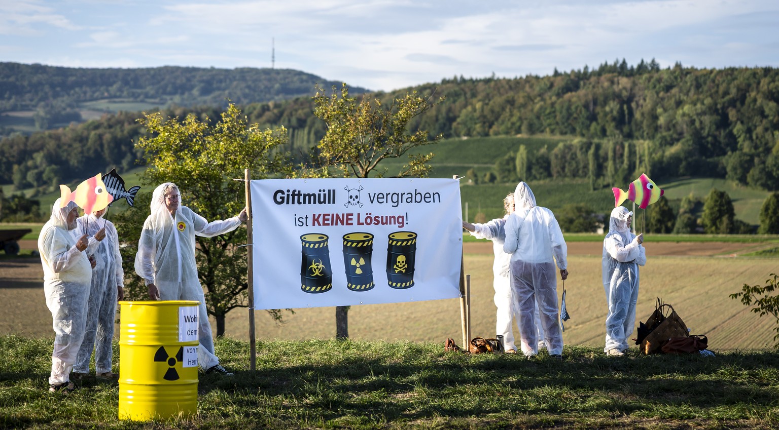 Demonstranten protestieren gegen ein Tiefenlager und neue Atomkraftwerke vor einer Informationsveranstaltung des Bundesamts fuer Energie BFE zum Verfahren fuer ein geologisches Tiefenlager, am Montag, ...