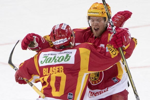 Tigers Yannick Blaser, und Torschuetze zum 2:1 und Topscorer Eero Elo rechts, jubeln, waehrend dem Meisterschaftsspiel der National League, zwischen den SCL Tigers und dem HC Fribourg-Gotteron, am Fre ...