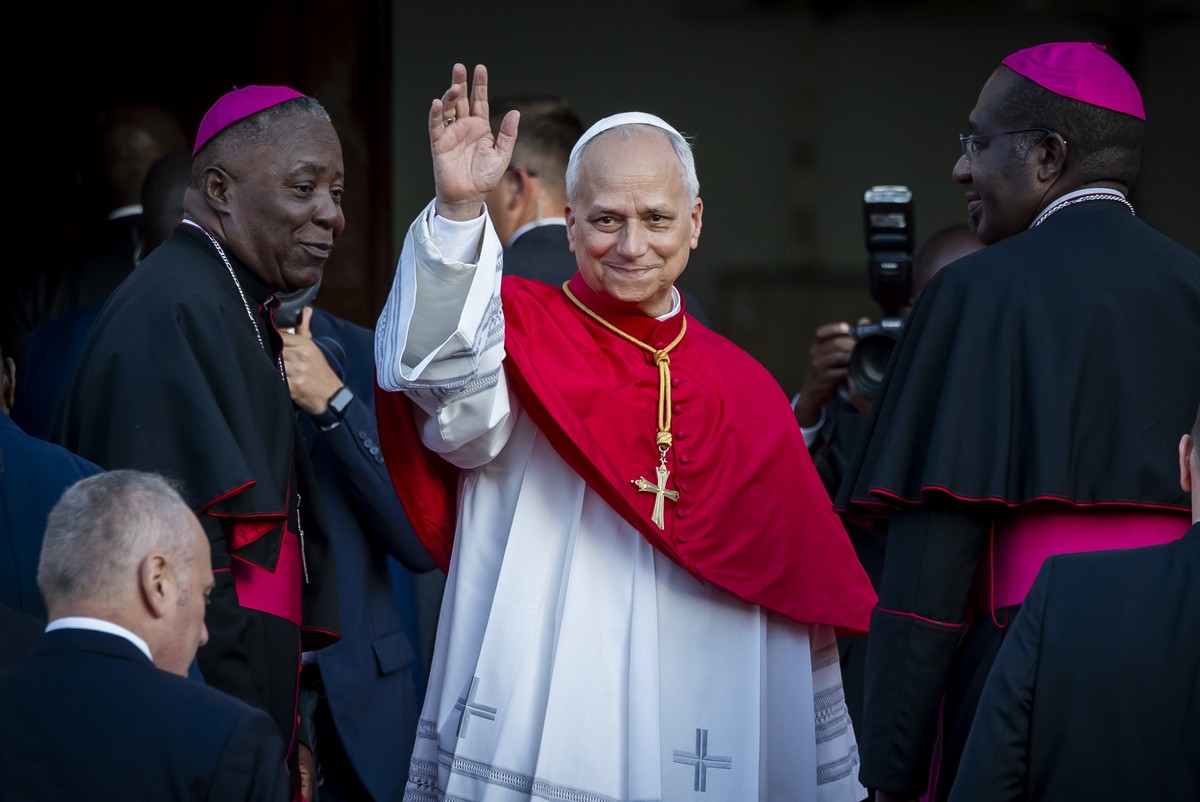 KEYPIX - epa12903050 Pope Leo XIV waves to the faithfull as he arrives for a gathering with members of the clergy, at Nossa Senhora de Fatima Church, in Luanda, Angola, 20 April 2026. The Pope is on a ...