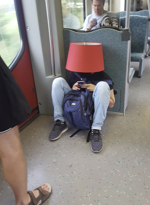 Lustige ÖV Bilder: Lampenschirm in Berlin