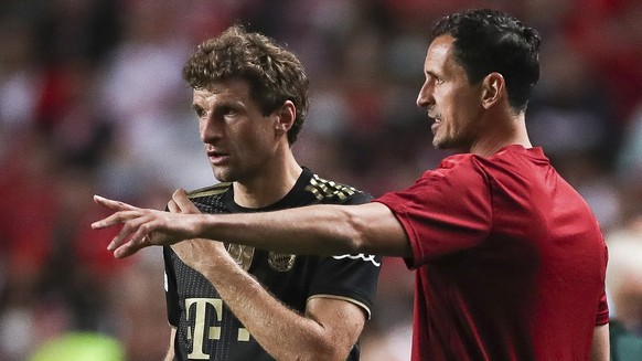 epa09535001 Bayern Munich assistant coach Dino Toppmoller (R) gives instructions to his player Thomas Muller during the UEFA Champion League group E soccer match between Benfica Lisbon and Bayern Muni ...