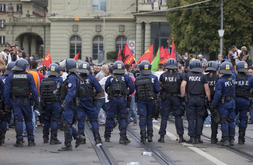 Die Polizei sperrt die Kirchenfeldbruecke ab, nach einer Auseinandersetzung von Kurden mit Tuerkischen Nationalisten, am Samstag, 12. September 2015, in Bern. (KEYSTONE/Peter Klaunzer)