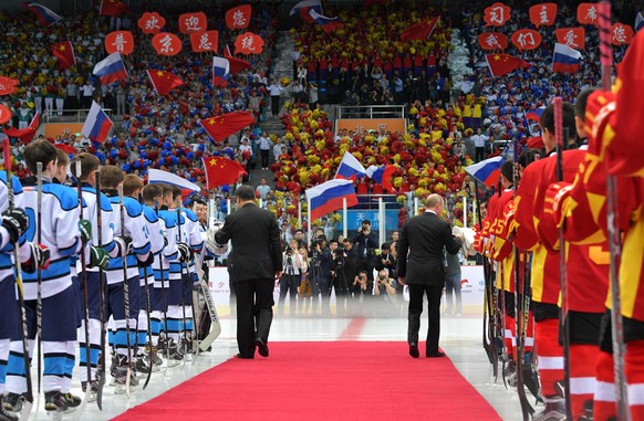 epa06793916 Russian President Vladimir Putin (C-R) and Chinese President Xi Jinping (C-L) attend a friendly match between the Chinese and Russian youth Ice Hockey teams in northern China&#039;s Tianji ...