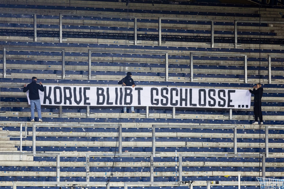 Fans des FC Luzern platzieren ein Banner in der geschlossenen FCL Fankurve im Fussball Meisterschaftsspiel der Swiss Super League zwischen dem FC Luzern, FCL, und Yverdon Sport FC, YS, am Samstag, 26. ...