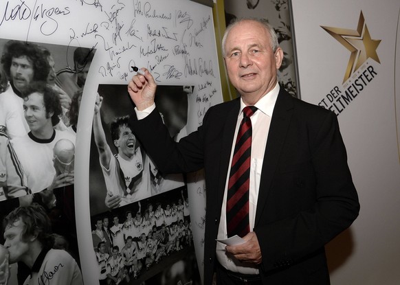 Mit 78 Jahren Fussball-Weltmeister Bernd Hoelzenbein ist tot Bernd HOELZENBEIN, Ho�lzenbein, schreibt ein Autogramm, DFB Party Fest der Weltmeister am 31.05.2014 in Duesseldorf, POOLFOTO � *** At the  ...