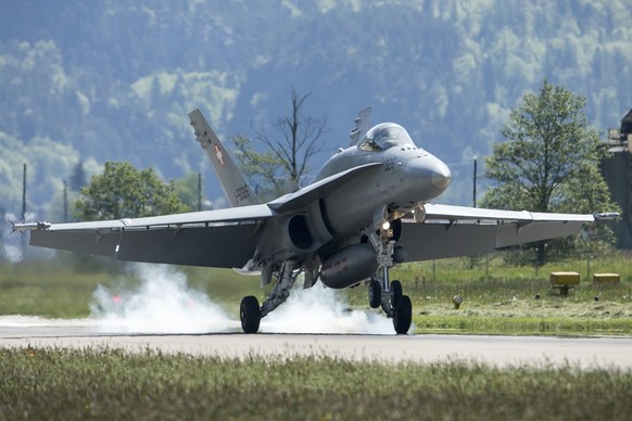 Ein F/A-18 Jet bei der Landung auf dem Militaerflugplatz Unterbach in Meiringen am Dienstag, 16. Mai 2017. (KEYSTONE/Alexandra Wey)