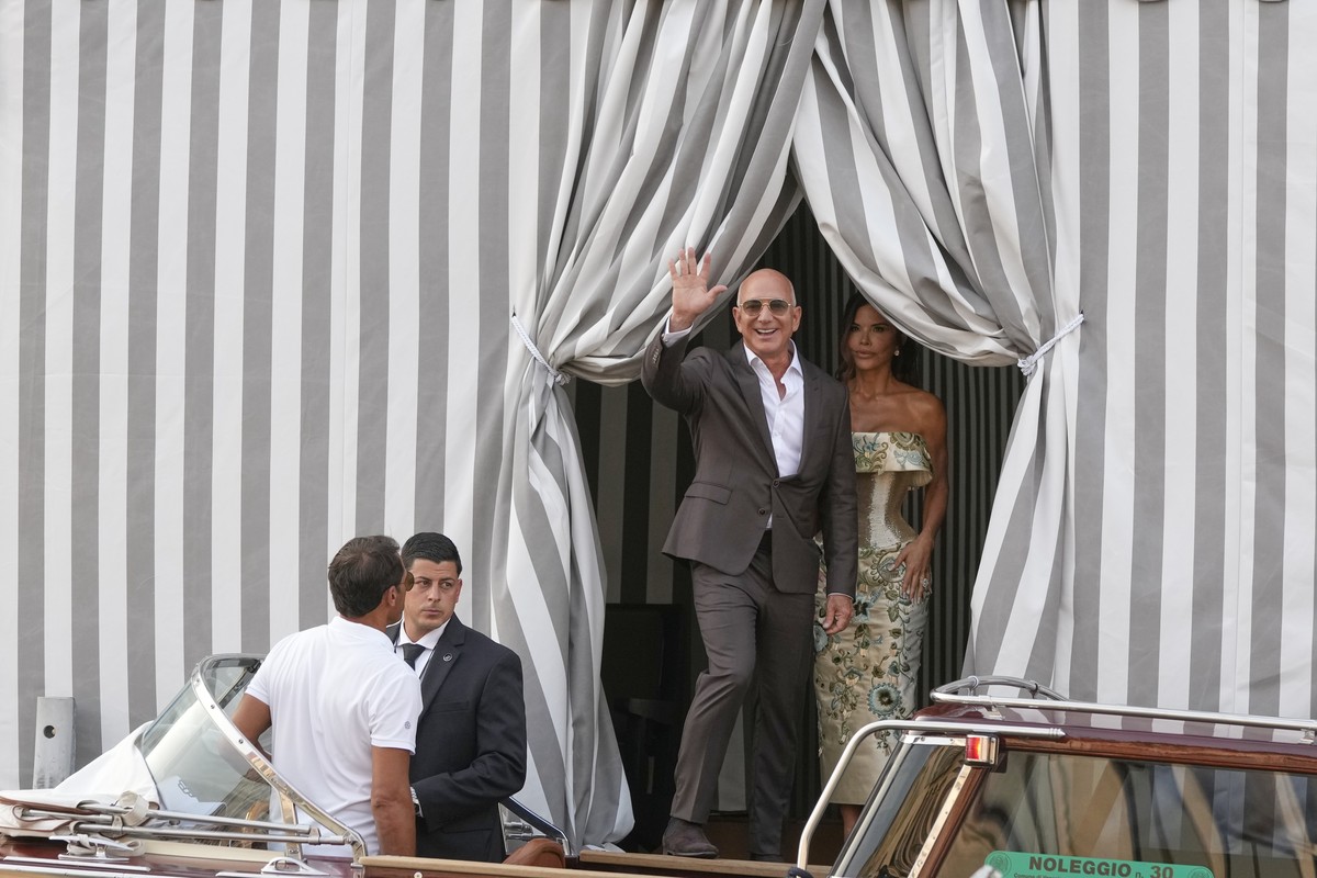 Jeff Bezos, center left, and Lauren Sanchez, center right, leave a hotel for their pre wedding reception, in Venice, Italy, Thursday, June 26, 2025. (AP Photo/Luca Bruno)
Jeff Bezos,Lauren Sanchez