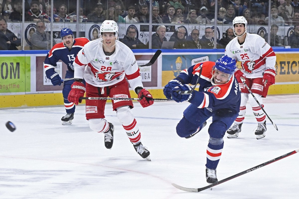 Schuss vom Zuercher Sven Andrighetto im Eishockey Meisterschaftsspiel der National League zwischen den ZSC Lions und dem Lausanne HC in der Swiss Life Arena in Zuerich am Sonntag, 30. Oktober 2022. (K ...