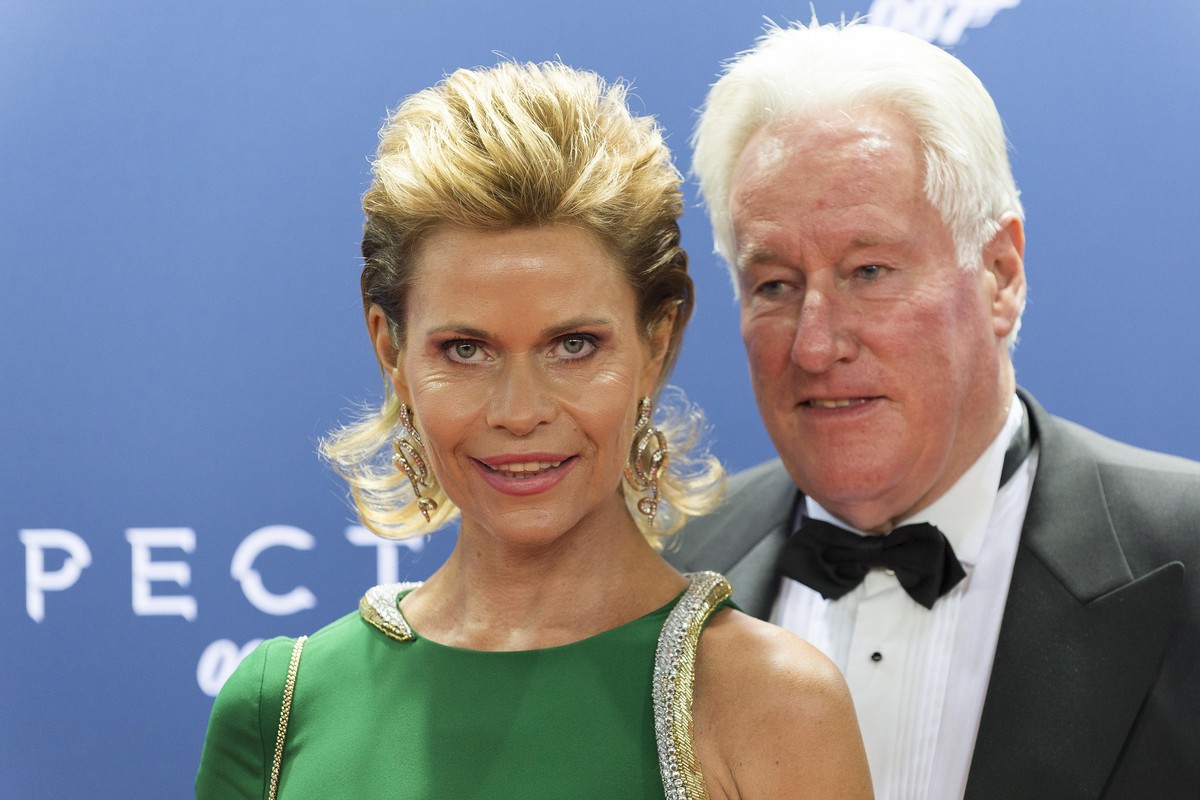ARCHIVBILD ZUM TOD VON WALTER BELLER, AM DIENSTAG, 19. MAI 2020 - Promi-Milionaer Walter Beller und seine Frau Irina posieren fuer ein Foto auf dem roten Teppich an der Schweizer Premiere des neuen Ja ...