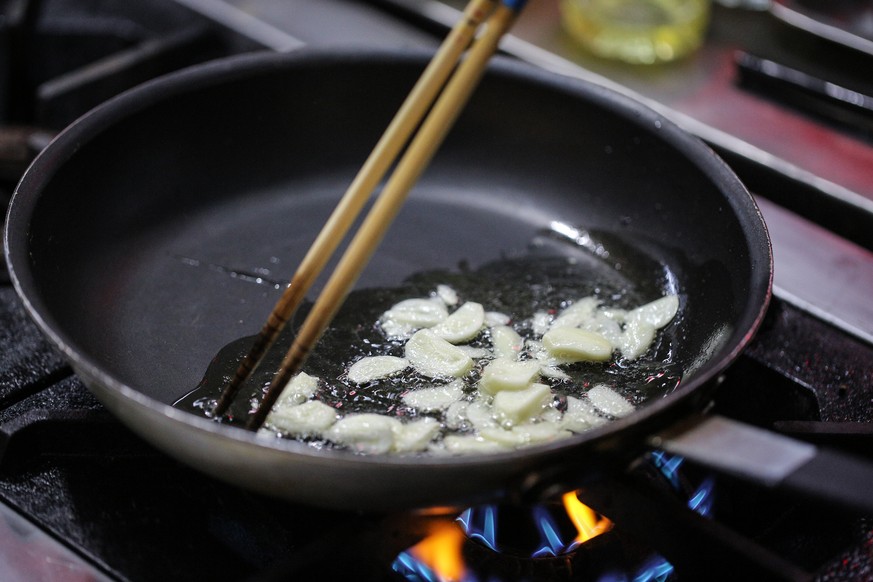 knoblauch braten öl oel kochen essen food