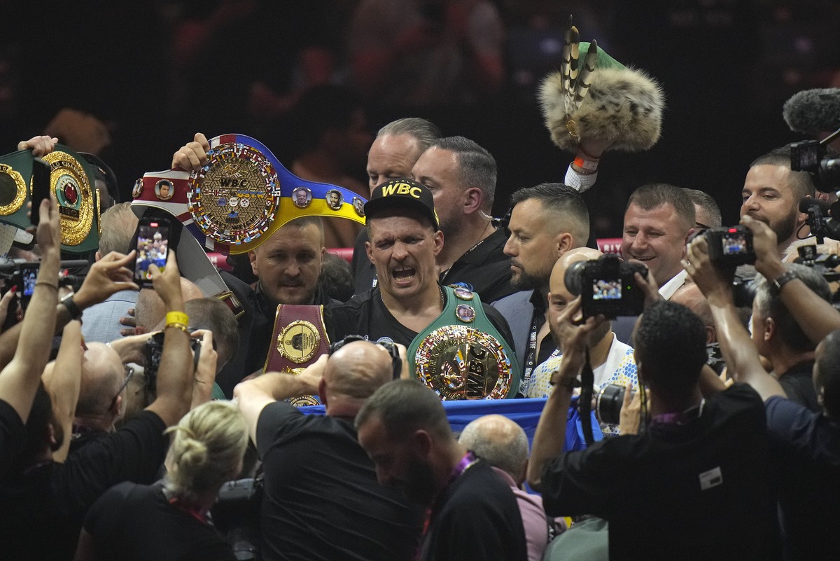 Ukraine's Oleksandr Usyk celebrates after beating Britain's Tyson Fury in their undisputed heavyweight world championship boxing fight at the Kingdom Arena in Riyadh, Saudi Arabia, Sunday, M ...