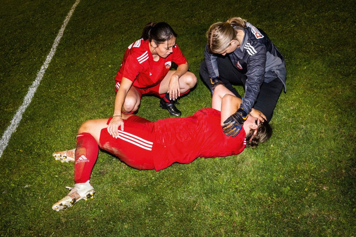 SWISS PRESS PHOTO 23 - 1. PREIS KATEGORIE SPORT: DOMINIC STEINMANN - Die schraegste WM
der Welt - Eine enttaeutschte Spielerin vom FC Eischoll wird nach verlorenem Match von Spielerinnen getroestet au ...