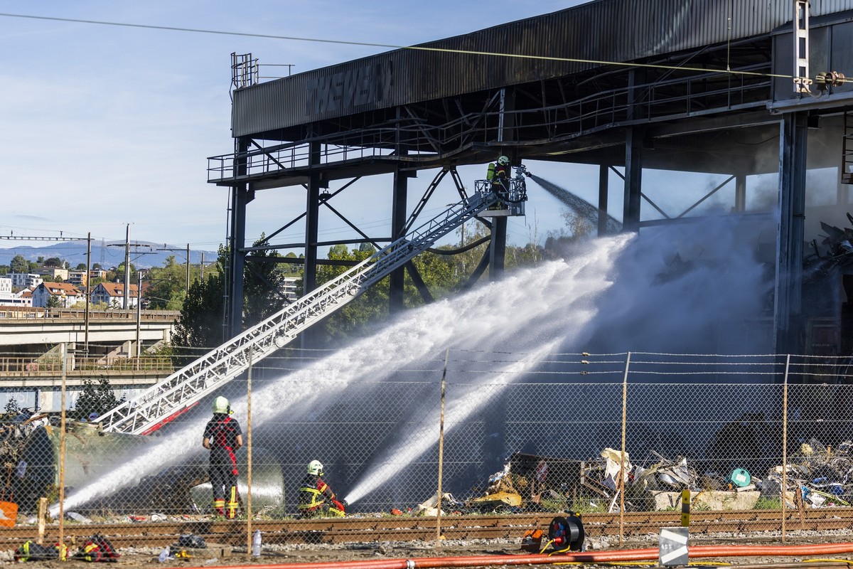 Les pompiers de Lausanne interviennent sur l'incendie du centre de recyclage de l'entreprise Thevenaz-Leduc, le samedi 29 aout 2026.