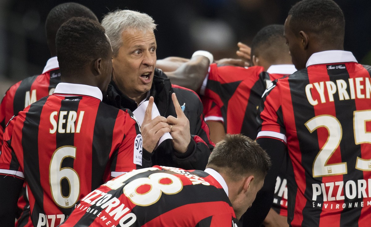 epa05660115 OGC Nice's Swiss head coach Lucien Favre talks to his players during the French Ligue 1 soccer match, between OGC Nice and Toulouse FC, at the Allianz Riviera stadium, in Nice, France ...