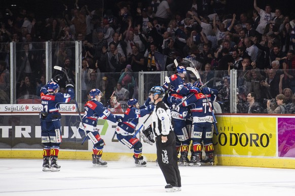 Die Zuercher jubeln im vierten Eishockey Playoff-Finalspiel der National League zwischen den ZSC Lions und dem HC Lugano am Mittwoch, 18. April 2018, im Zuercher Hallenstadion. (KEYSTONE/Ennio Leanza)