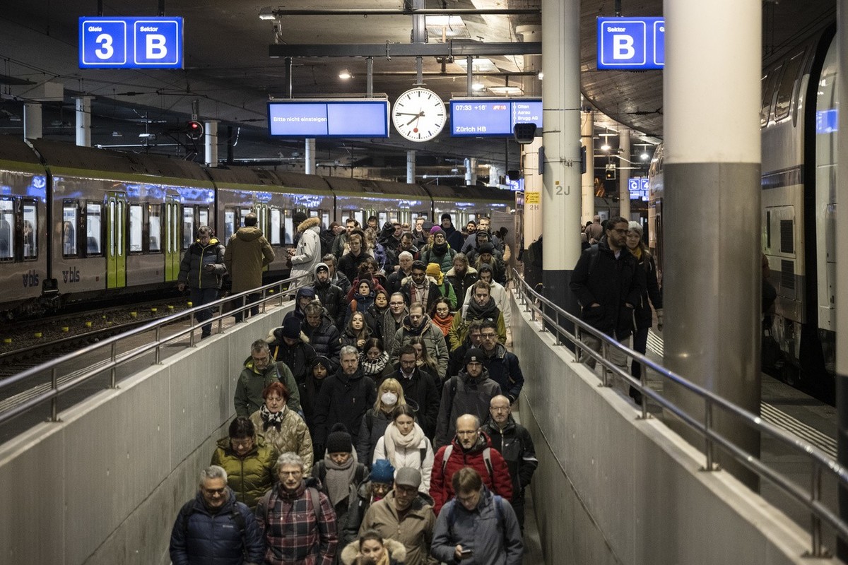 Passengers walk on the platform 4-6 at the CFF train station Cornavin, in Geneva, Switzerland, Monday, June 10, 2013. (KEYSTONE/Salvatore Di Nolfi)