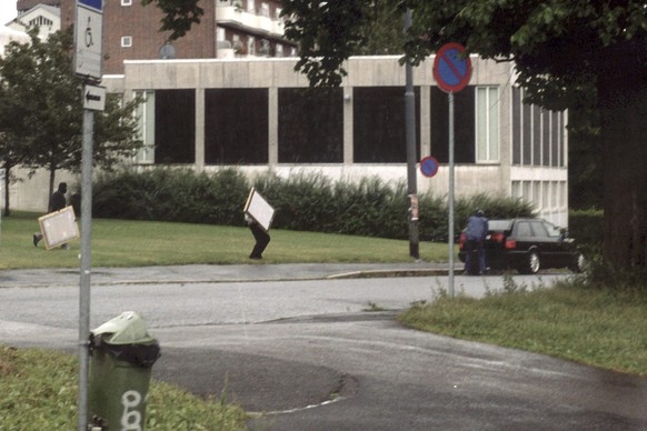 JAHRESRUECKBLICK 2004 - AUSLAND - DER SCHREI WIRD GESTOHLEN: Robbers running to get into the waiting getaway car outside the Munch Museum in Oslo after loading stolen paintings into the back of the ca ...